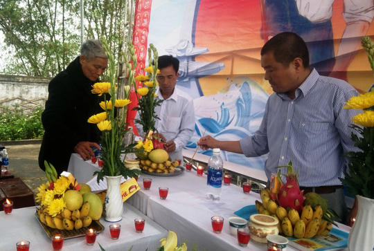 64 ngọn nến quanh phần mộ anh hùng liệt sĩ Gạc Ma Trần Văn Phương để tưởng nhớ 64 liệt sĩ đã anh dũng hy sinh.