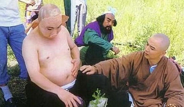 Đường Tăng tranh thủ sờ bụng Lão Trư. Ảnh: internet.