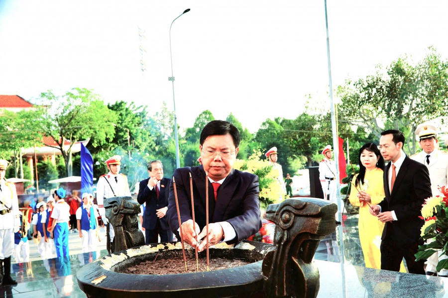 Bí thư Tỉnh ủy An Giang sau hợp nhất Nguyễn Tiến Hải dâng hương các liệt sĩ tại Nghĩa trang liệt sĩ tỉnh Kiên Giang