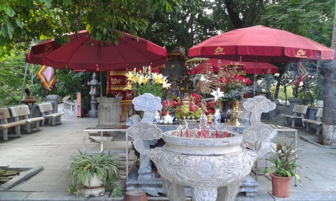 Đền thờ chính lối đi từ cổng vào.