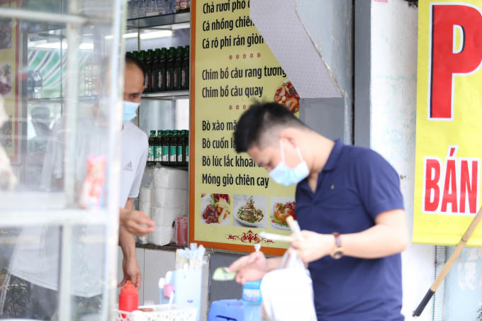 Nhiều khách hàng sau thời gian chờ đợi đã mua được đồ mang về.