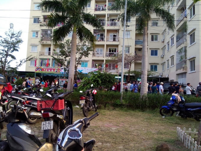 Người dân hiếu kỳ đến xem cơ quan công an bắt Đoàn