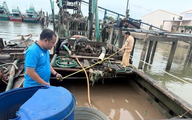 Các lực lượng chức năng thuộc Cục CSGT, Công an tỉnh Tiền Giang và Công an tỉnh Bến Tre vừa liên kết, phối hợp bắt giữ liên tiếp 2 vụ việc với 9 phương tiện khai thác, vận chuyển cát trái phép trên sông Tiền. Ảnh: CACC