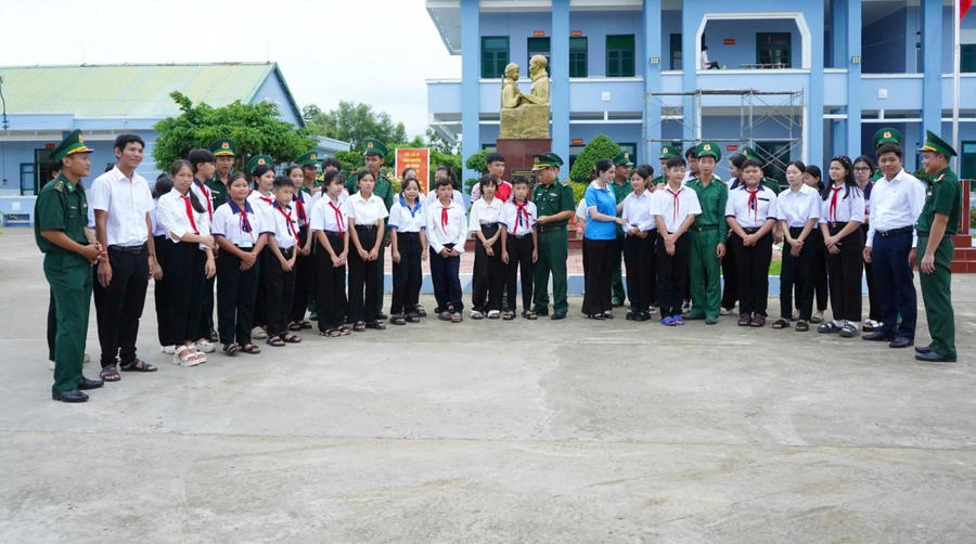 Giáo dục truyền thống cách mạng, bồi đắp tinh thần yêu nước cho học sinh.