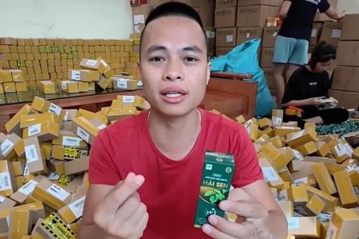 Lê Văn Hải livestream bán hàng trên kênh TikTok "Gia đình Hải Sen".
