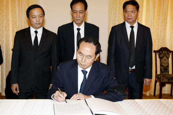 Chủ tịch nước Trần Đại Quang ghi sổ tang đồng chí Phan Văn Khải. (Ảnh: Hoàng Hải/TTXVN)