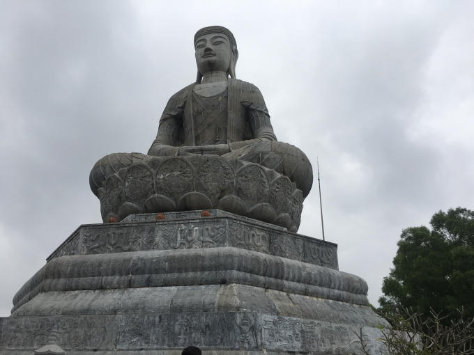 Tượng Phật bằng điêu khắc đá trên đỉnh núi Lạn Kha( Tiên Du, Bắc Ninh).