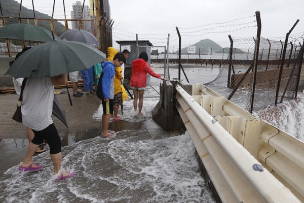 Hiện tại sau Hong Kong, bão Nida đang di chuyển về phía đất liền tỉnh Quảng Đông, Trung Quốc. Các văn phòng, nhà máy và trường học ở tỉnh này hiện đã đóng cửa. (Ảnh: China Daily)