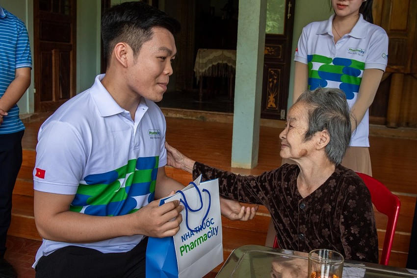 Các dược sĩ của Pharmacity tặng quà cho Mẹ Việt Nam Anh Hùng