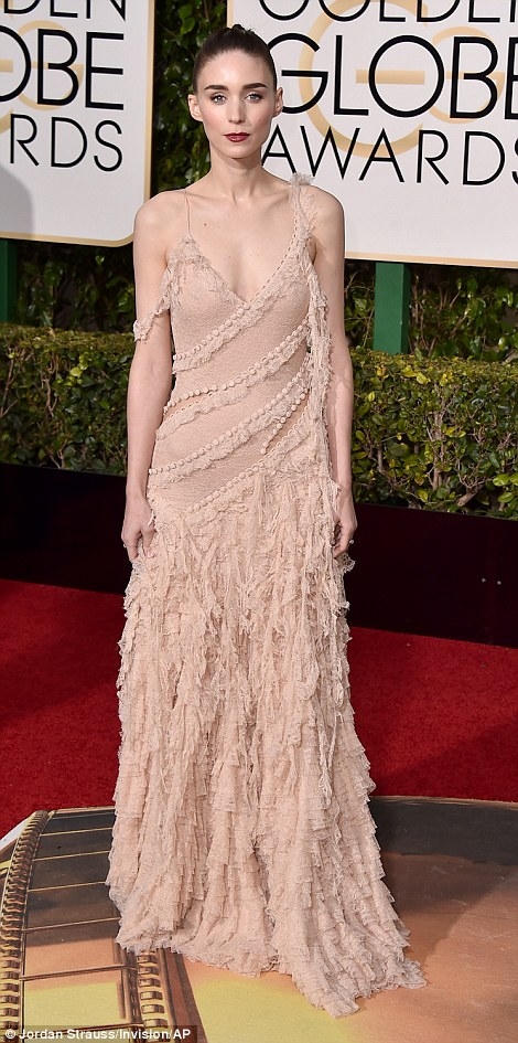 Rooney Mara khoe vai trần với chiếc đầm 2 dây.