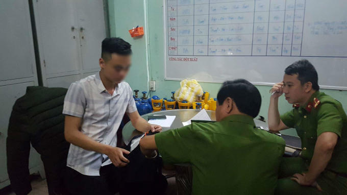 Phóng viên H.V.N (trái) phản ánh vụ việc tại trụ sở Công an phường Thạch Thang.