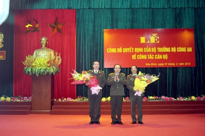 Thứ trưởng Bùi Quang Bền trao quyết định và chúc mừng hai ông: Nguyễn Văn Trung, Phạm Hồng Tuyến. Ảnh: CAND.