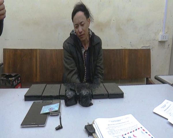 Đối tượng và tang vật thu giữ.