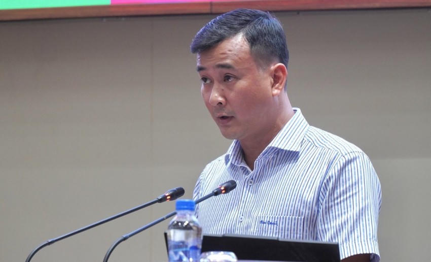 Ông Nguyễn Phi Đa - Chánh Văn phòng UBND tỉnh báo cáo tình hình kinh tế - xã hội. Ảnh: Kim Ngân