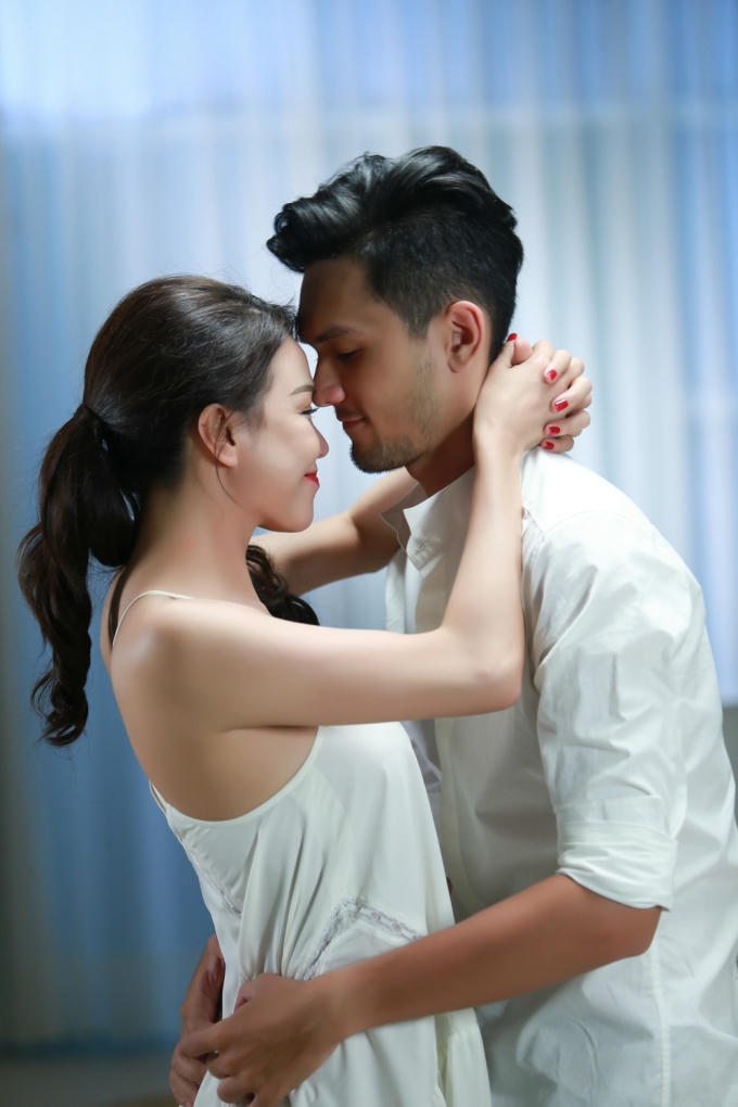 Cặp tình nhân lãng mạn trong  MV "Yêu - Make love"