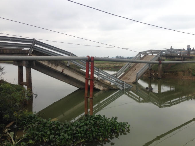 Ph&agrave; chở c&aacute;t đ&acirc;m sập ho&agrave;n to&agrave;n cầu d&acirc;n sinh