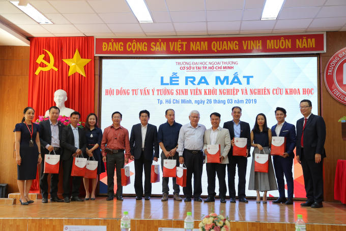 Ban Giám đốc cơ sở II chụp hình lưu niệm cùng các chuyên gia Hội đồng tư vấn.