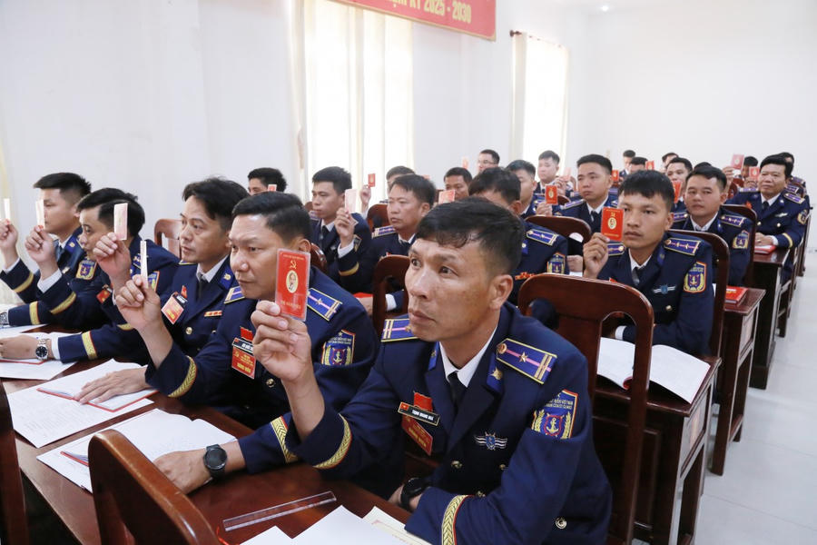 Các đại biểu biểu quyết, nhất trí cao với Nghị quyết Đại hội