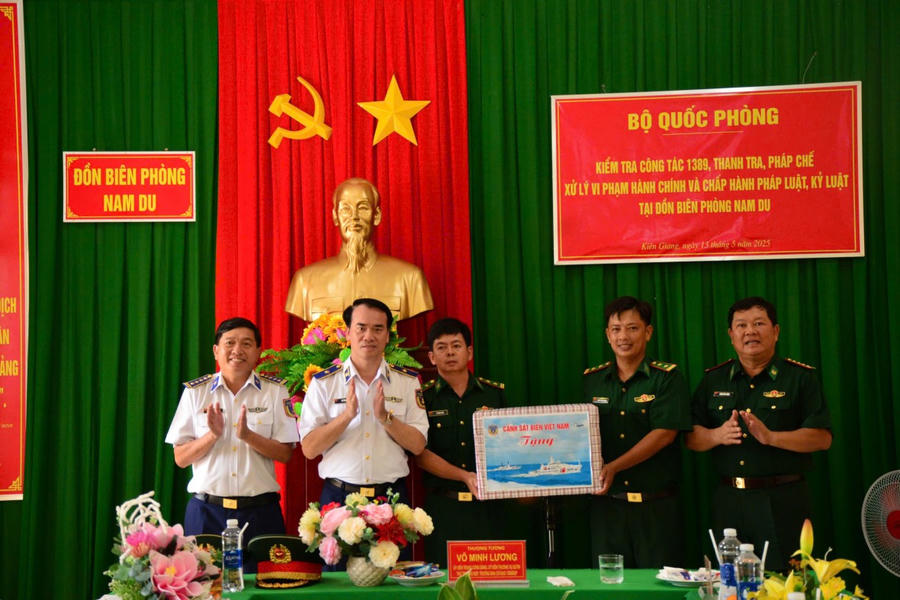 Đoàn công tác Cảnh sát biển Việt Nam trao tặng quà cho Đồn Biên phòng Nam Du