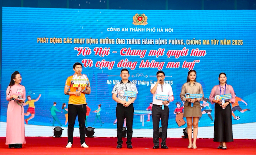 Các nghệ sỹ, diễn viên, cầu thủ giao lưu tại buổi phát động. Ảnh: Quốc Khánh.