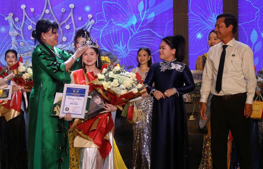 Thí sinh Đặng Thị Hồng Cẩm, đến từ công đoàn cơ sở Trường Tiểu học Hồng Bàng, Liên đoàn Lao động thành phố Rạch Giá đoạt vương miện Hoa khôi “Duyên dáng công chức, viên chức, người lao động” tỉnh Kiên Giang năm 2025.