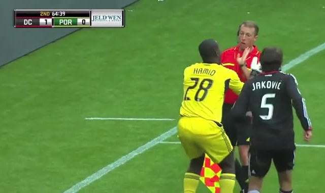 [Video]: Thủ môn nhận thẻ vàng sau 2 lần cản phá thành công penalty