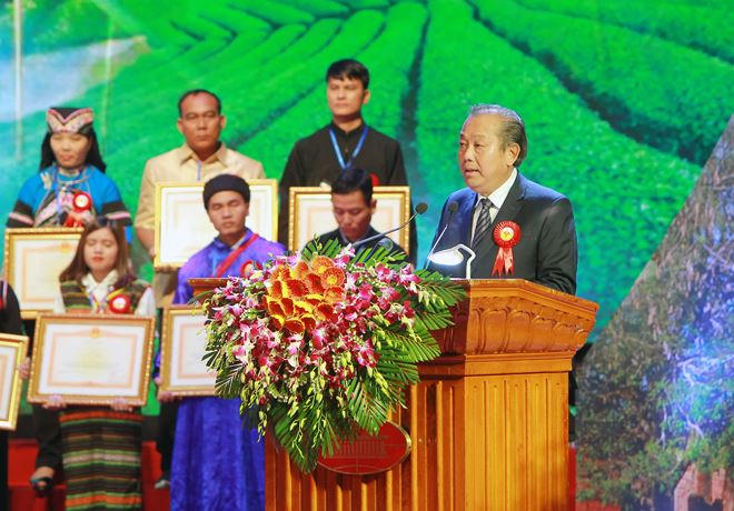 Phó Thủ tướng Thường trực Trương Hòa Bình phát biểu tại lễ tuyên dương DN tiêu biểu dân tộc thiểu số