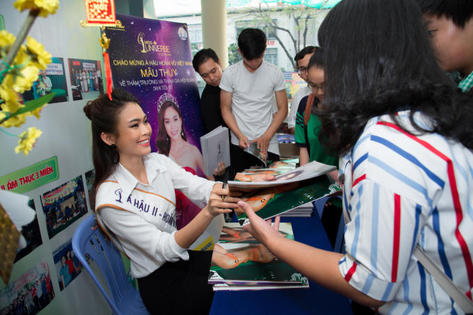 Á hậu Mâu Thủy còn ký tặng tạp chí Miss Universe Vietnam cho nhà trường.