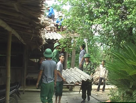 Cán bộ, chiến sĩ Đồn Biên phòng Hương Quang giúp dân di dời nơi ở.