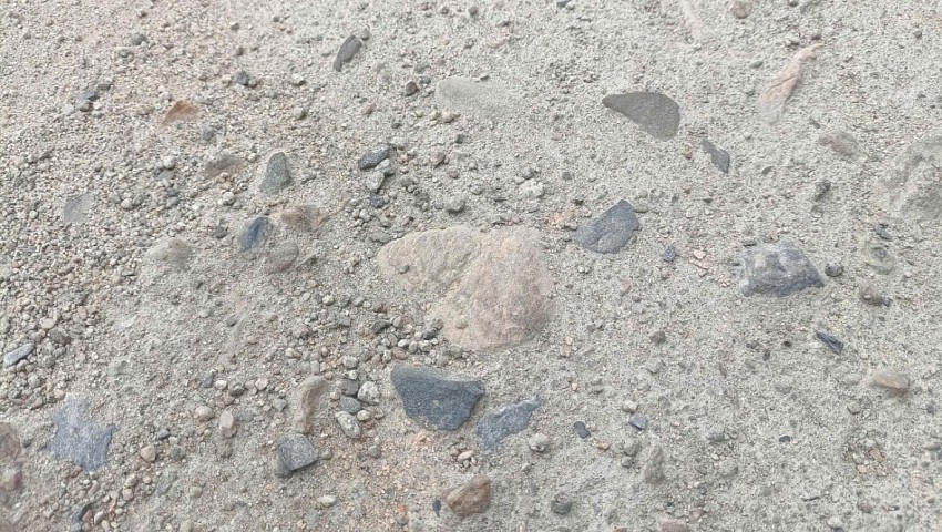 Một số đoạn đường bị bong tróc để lộ ra những hòn đá cuội suối to bằng nắm tay.