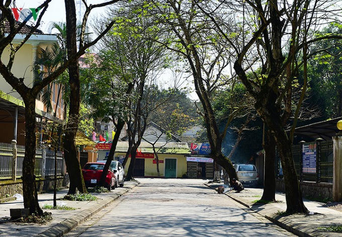 Một người đàn ông đang hóa vàng mã trên con đường không người qua lại, cảm giác của những ngày 30 Tết xa lắm ùa về trong mỗi người dân Cố đô.