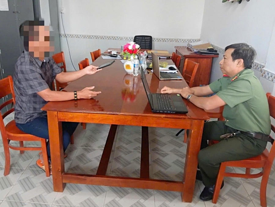 Phòng An ninh mạng và phòng, chống tội phạm sử dụng công nghệ cao Công an tỉnh Cà Mau làm việc với ông H.V.H.