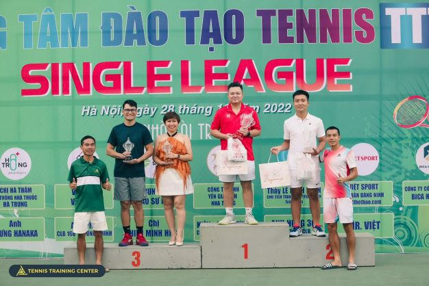 BTC trao cup cho các tay vượt được giải.