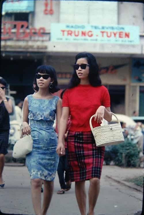 Hai thiếu nữ sành điệu dạo chơi trên đường phố với những chiếc váy sặc sỡ.