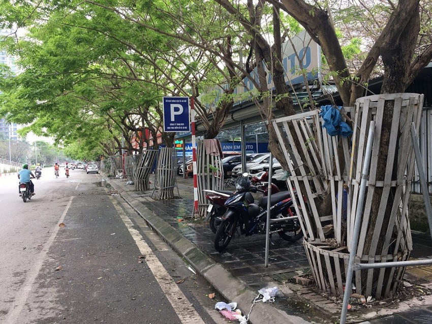 Những khung rào sắt tại Nguyễn Văn Huyên (quận Cầu Giấy) được hàn cố định cao khoảng 2m.