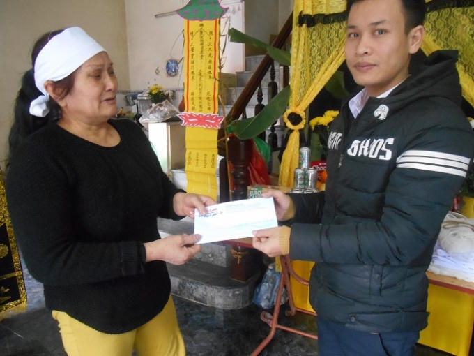 Phóng viên Pháp luật Plus Nguyễn Duy Khương đến chia buồn, trao hỗ trợ đến với gia đình nạn nhân Trần Việt Tiến.