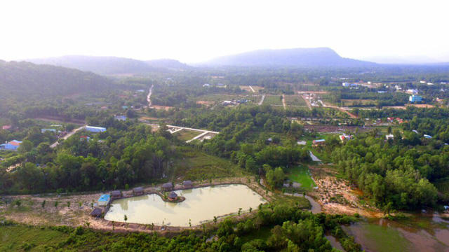 Đất nông nghiệp đang bị "xẻ thịt" ồ ạt.