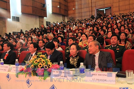 Phó Chủ tịch nước Nguyễn Thị Doan và Thứ trưởng Bộ GD – ĐT - Nguyễn Vinh Hiển cùng dự buổi lễ. Ảnh: Loan Bảo.