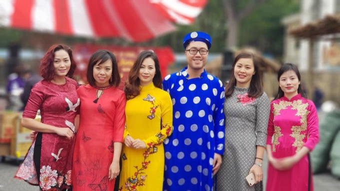 Chị Trịnh Mai Linh(áo vàng) Trưởng nhóm Đồng Thiện Tâm và các thành viên BTC