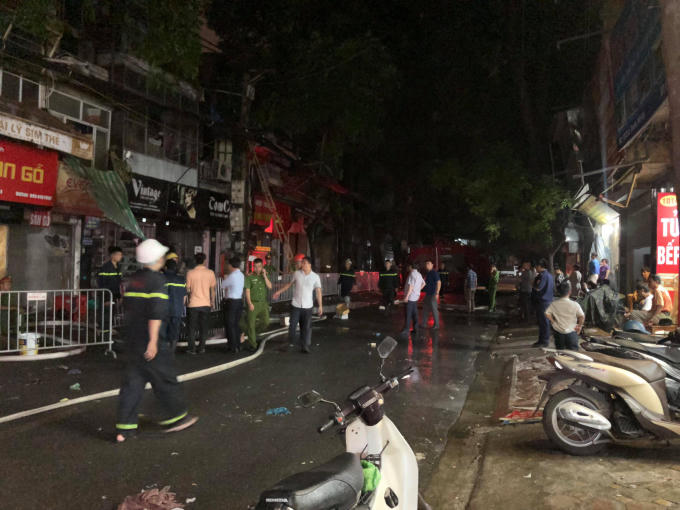 Toàn bộ khu vực trước cổng Bệnh viện Nhi bị cắt điện, lực lượng chức năng đang khẩn trương rà soát hiện trường.