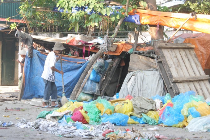 Căn lều với diện tích chừng 10m2 nhưng vẫn được chia làm hai phần, phần để người ở và phần để đựng phế liệu