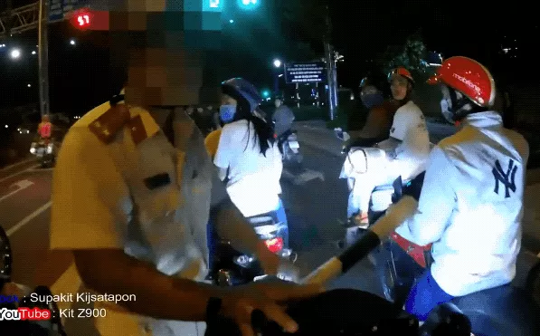 Clip: Phóng mô tô hơn 100km/h, nam thanh niên giả vờ