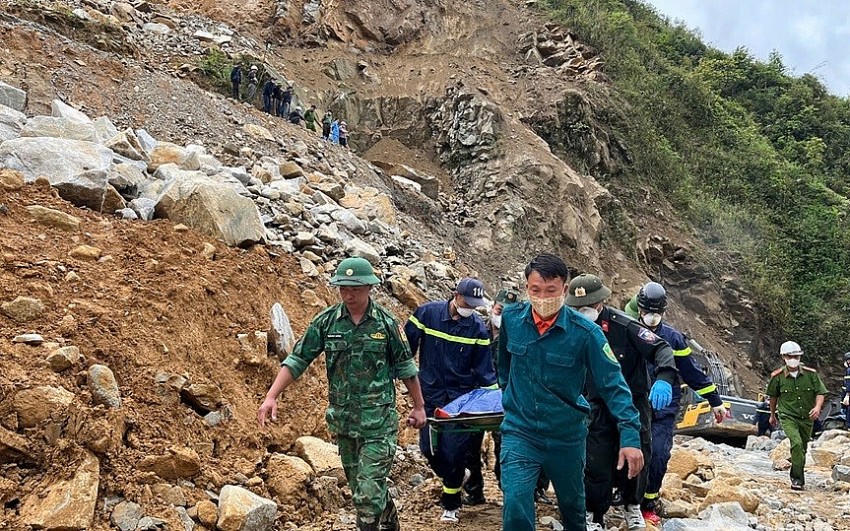 Đưa thi thể nạn nhân ra khỏi hiện trường. (Ảnh:QĐND).