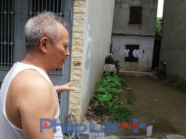 Ông Ca rất bức xúc khi muốn xây nhà cho con nhưng sợ nguy hiểm nên không thể tiến hành xây dựng được.