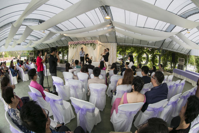 Nổ sâm banh trước hai họ và toàn thể khách mời.