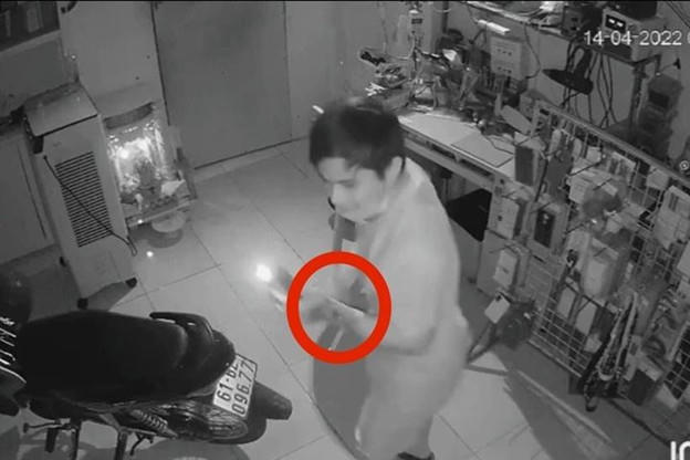 Trích xuất camera hình ảnh đang gây án của Tuấn tại một cửa hàng điện thoại.