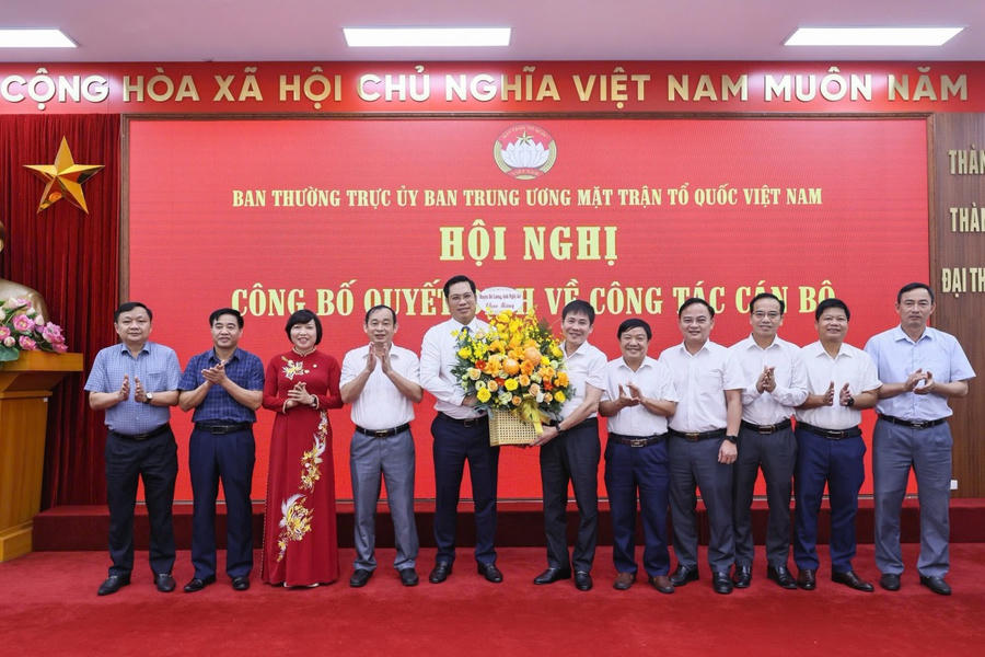 Ban Chấp hành Đảng bộ huyện Đô Lương tặng hoa chúc mừng ông Bùi Duy Đông.