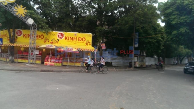 Rất nhiều quầy có biển bảng mang thương hiệu Kinh Đô.