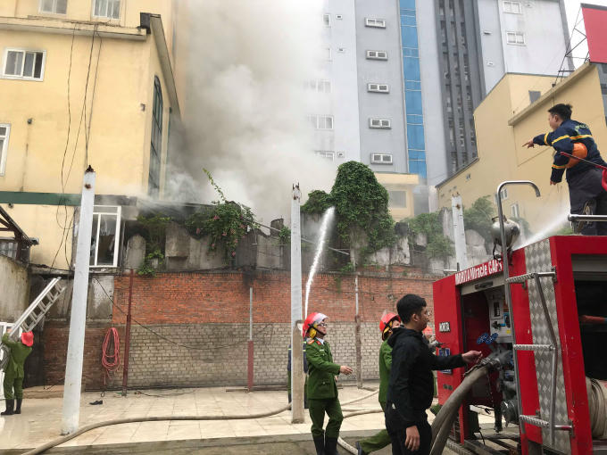 Lực lượng chức năng đang nỗ lực khống chế đám cháy.