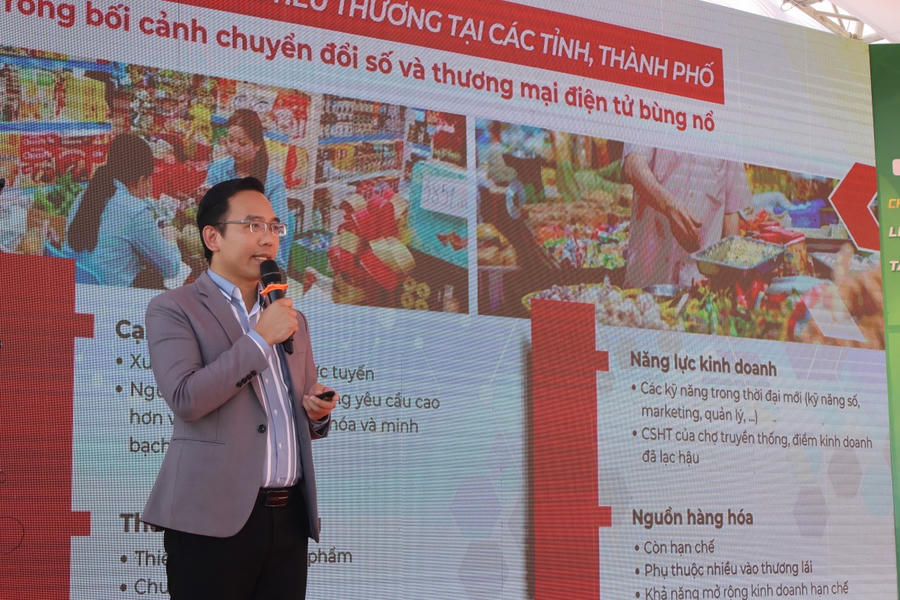 Ông Võ Văn Khanh, Phụ trách Giao thương, Hiệp hội Thương mại điện tử Việt Nam chia sẻ thông tin tại chương trình.